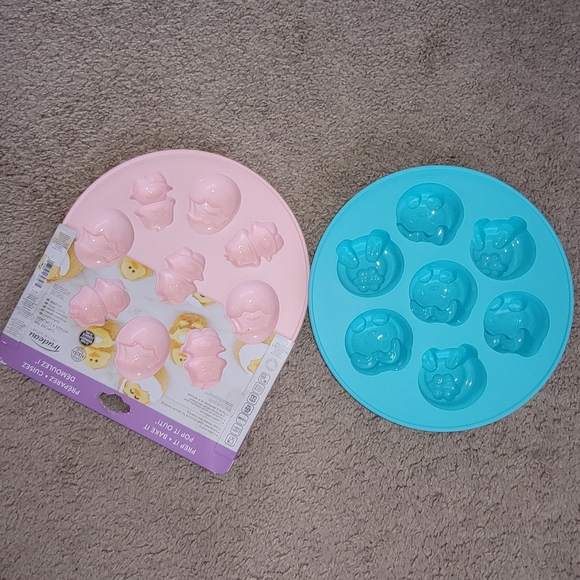 9" Round Easter Bunnies Cupcake Pan & Easter Chicks, 9" Round Cookie Pan Bundle - Picture 6 of 6